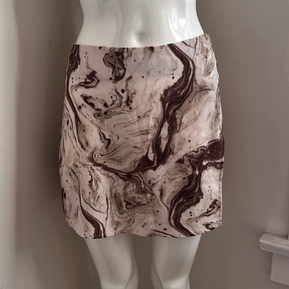 Marble Print Mini Skirt size small with side slit & Side Zipper, barely worn - Picture 8 of 9